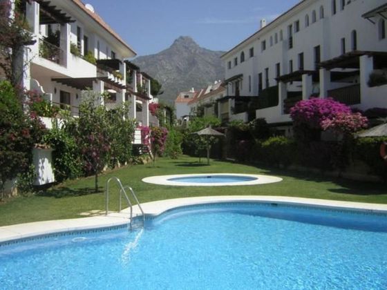 Foto 1 de Venta de piso en Lomas de Marbella Club - Puente Romano de 3 habitaciones con terraza y piscina
