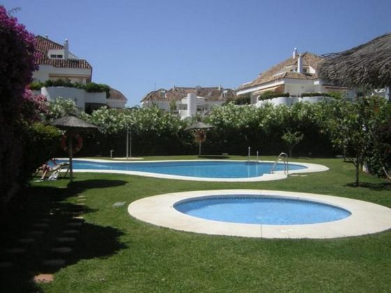 Foto 2 de Venta de piso en Lomas de Marbella Club - Puente Romano de 3 habitaciones con terraza y piscina