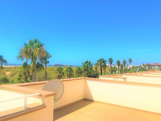 Foto 1 de Casa adossada en venda a Isla Cristina ciudad de 3 habitacions amb terrassa i piscina