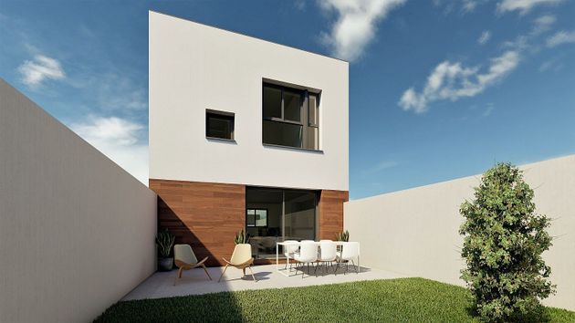 Foto 1 de Casa adossada en venda a calle Maria Zambrano de 3 habitacions amb terrassa i piscina