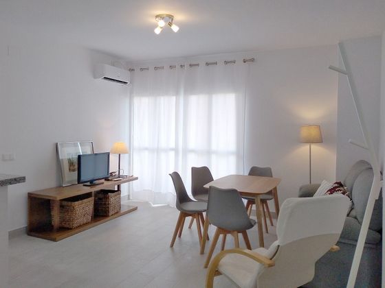 Foto 1 de Piso en alquiler en calle Castillo de Alcala de Guadaira de 3 habitaciones con terraza y muebles