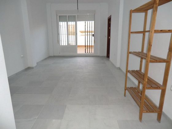 Foto 2 de Venta de piso en Marchena de 2 habitaciones con terraza y aire acondicionado