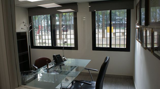 Foto 2 de Alquiler de oficina en La Buhaira de 210 m²