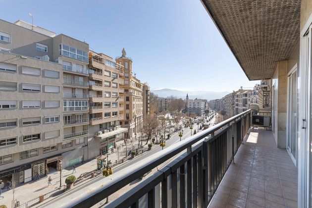 Foto 1 de Piso en venta en calle Acera del Darro de 4 habitaciones con terraza y balcón