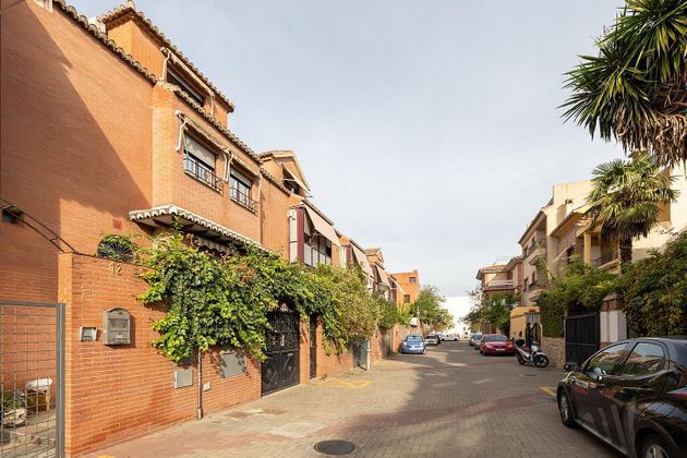 Foto 2 de Venta de casa adosada en Barrio de Zaidín de 5 habitaciones con terraza y jardín