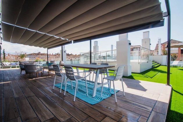 Foto 2 de Alquiler de piso en avenida Luis Miranda Dávalos de 2 habitaciones con terraza y piscina