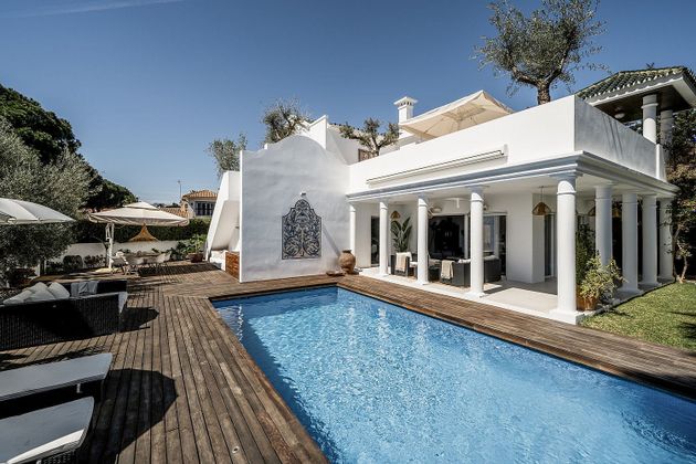 Foto 1 de Venta de chalet en Cabo Pino - Reserva de Marbella de 6 habitaciones con terraza y piscina