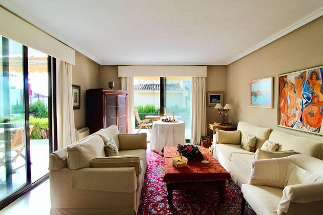 Foto 2 de Casa adossada en venda a Nueva Andalucía centro de 3 habitacions amb terrassa i piscina