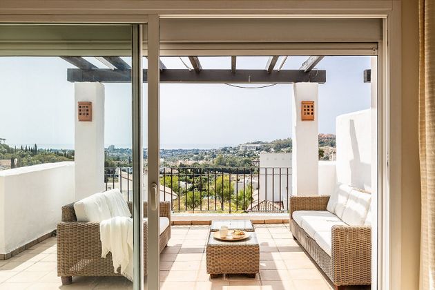 Foto 2 de Àtic en venda a Nueva Andalucía centro de 3 habitacions amb terrassa i piscina