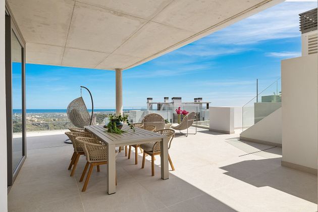 Foto 1 de Venta de ático en Benahavís de 4 habitaciones con terraza y piscina