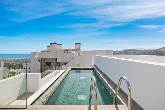 Foto 2 de Venta de ático en Benahavís de 4 habitaciones con terraza y piscina