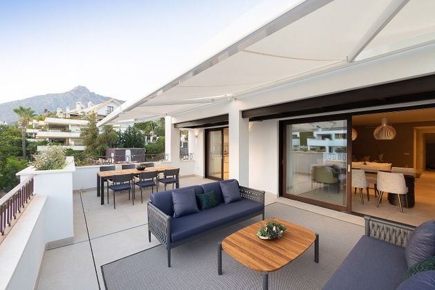 Foto 2 de Venta de ático en Lomas de Marbella Club - Puente Romano de 3 habitaciones con terraza y piscina