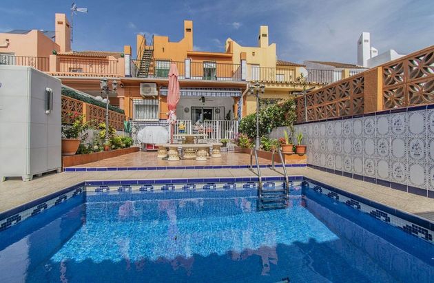Foto 1 de Casa adossada en venda a Nueva Andalucía centro de 4 habitacions amb terrassa i piscina