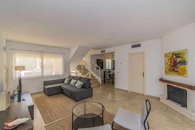 Foto 2 de Casa adossada en venda a Nueva Andalucía centro de 4 habitacions amb terrassa i piscina