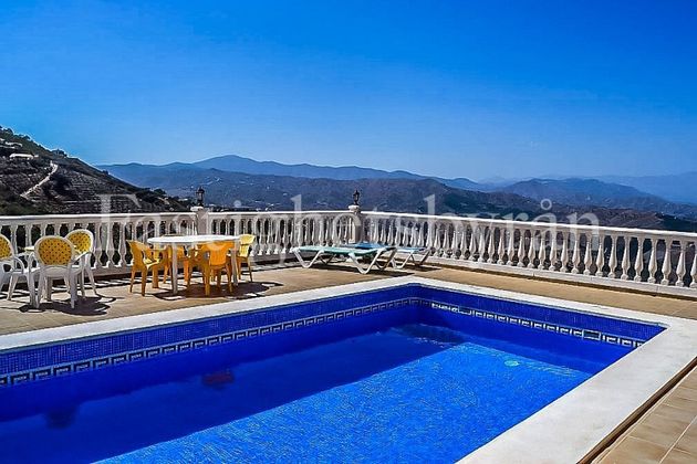Foto 1 de Casa en venda a Benamocarra de 5 habitacions amb terrassa i piscina