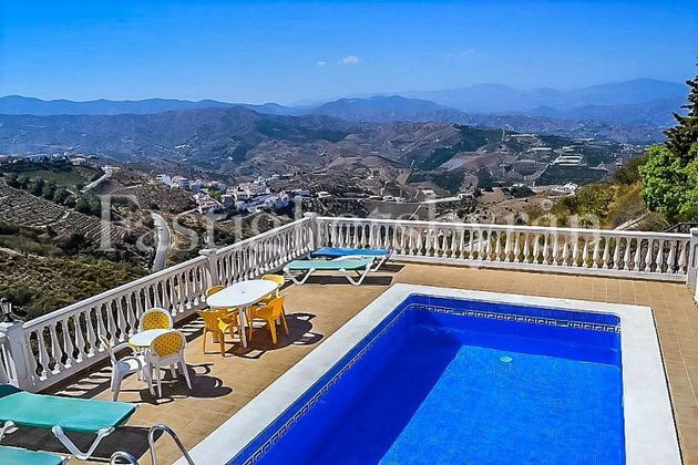 Foto 2 de Casa en venda a Benamocarra de 5 habitacions amb terrassa i piscina