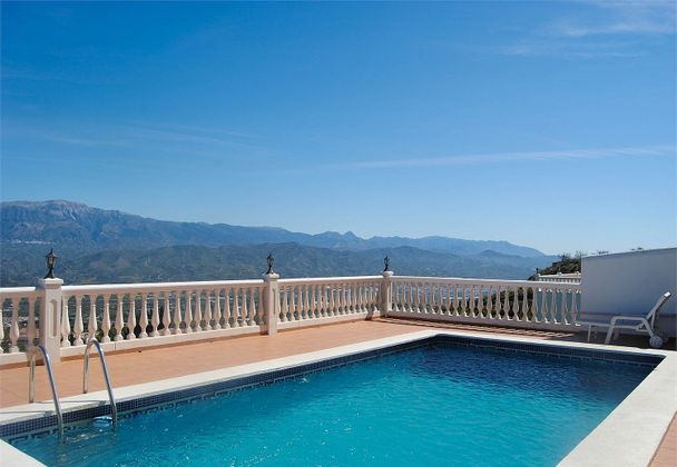 Foto 1 de Casa en venda a calle De Las Lomas de 5 habitacions amb terrassa i piscina