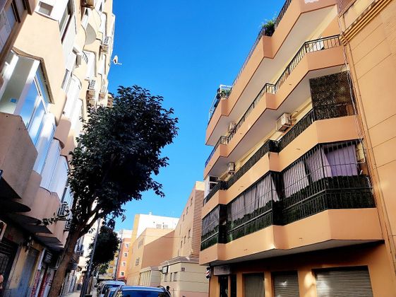 Foto 1 de Pis en venda a Centro - Almería de 3 habitacions amb terrassa i ascensor