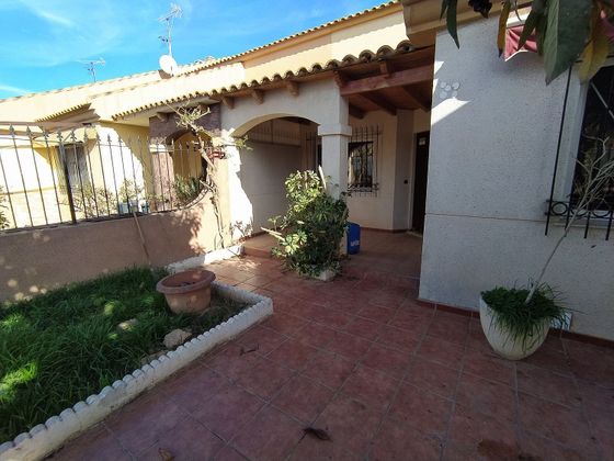 Foto 1 de Casa adossada en venda a Centro - Alcazares, Los de 4 habitacions amb terrassa i jardí