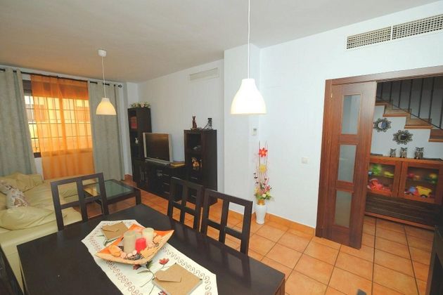 Foto 1 de Casa en venda a Nueva Alcalá de 4 habitacions amb terrassa i garatge