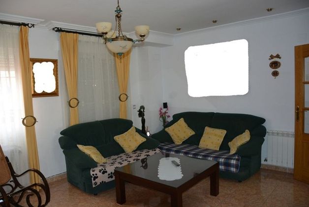 Foto 2 de Casa adossada en venda a calle Úbeda de 4 habitacions amb terrassa i aire acondicionat