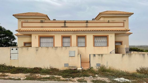Foto 1 de Casa adossada en venda a calle Subida Al Monte de 4 habitacions amb terrassa i jardí