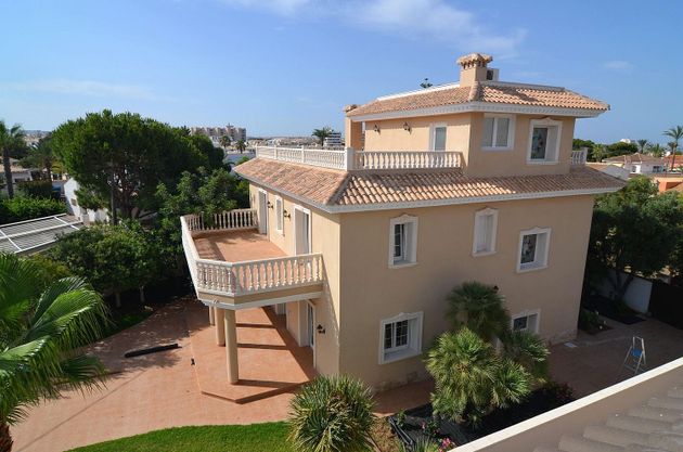 Foto 1 de Casa en venda a Cabo Roig - La Zenia de 5 habitacions amb terrassa i piscina