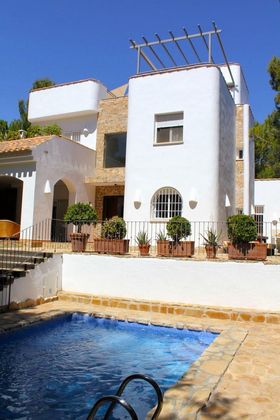 Foto 2 de Casa en venda a calle Ramón Sijé Cmor de 5 habitacions amb terrassa i piscina