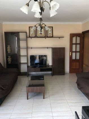 Foto 2 de Piso en alquiler en calle Coronel Cebollino Melilla de 4 habitaciones con muebles y aire acondicionado