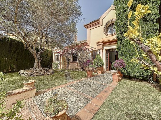 Foto 1 de Casa adossada en venda a calle Cortes de 4 habitacions amb terrassa i piscina