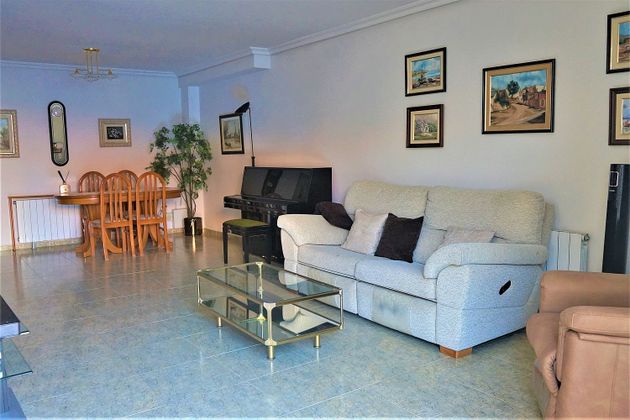 Foto 2 de Casa adossada en venda a calle Delicias de 6 habitacions amb terrassa i garatge