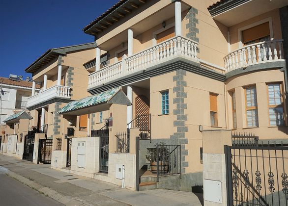 Foto 1 de Casa adossada en venda a calle Fuenterrobles de 5 habitacions amb terrassa i garatge