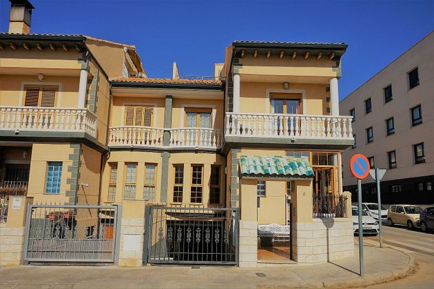 Foto 1 de Casa adossada en venda a calle Fuenterrobles de 5 habitacions amb terrassa i piscina