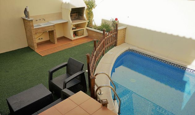 Foto 2 de Casa adossada en venda a calle Fuenterrobles de 5 habitacions amb terrassa i piscina