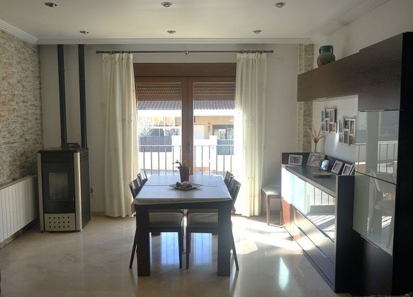 Foto 1 de Casa en venda a calle Camporrobles de 6 habitacions amb garatge i jardí