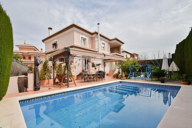 Foto 1 de Chalet en venta en Ogíjares de 6 habitaciones con terraza y piscina