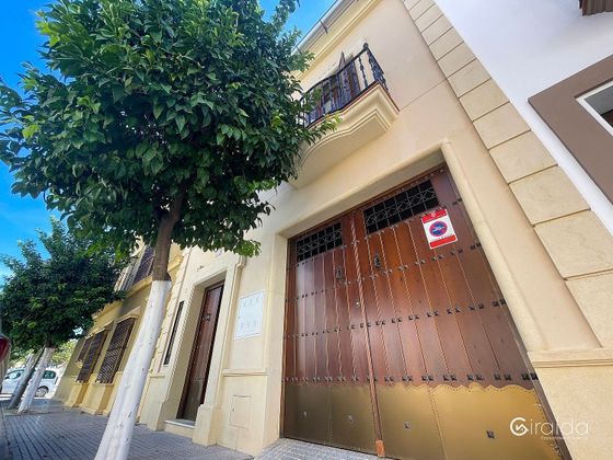 Foto 2 de Casa adossada en venda a Lora del Río de 4 habitacions amb terrassa i garatge