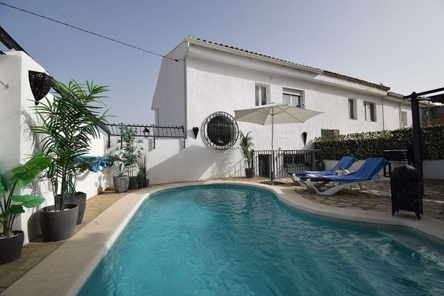 Foto 1 de Casa adossada en venda a calle San Jose de 3 habitacions amb terrassa i piscina