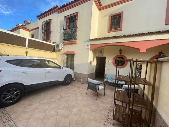 Foto 1 de Casa adossada en venda a calle Parroco Valeriano de 4 habitacions amb jardí i aire acondicionat