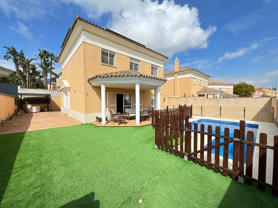 Foto 1 de Casa en venda a Montequinto de 5 habitacions amb piscina i jardí