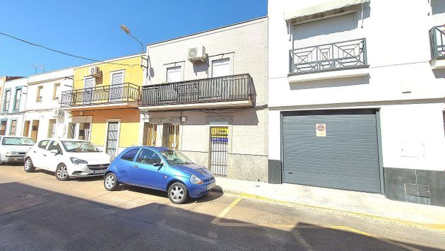 Foto 1 de Casa adossada en venda a calle Benito Toresano de 3 habitacions amb aire acondicionat