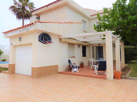 Foto 1 de Chalet en venta en Playa de las Gaviotas-El Pedrucho de 7 habitaciones con terraza y piscina