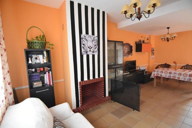 Foto 1 de Casa en venda a calle Los Brezales de 3 habitacions amb terrassa i piscina