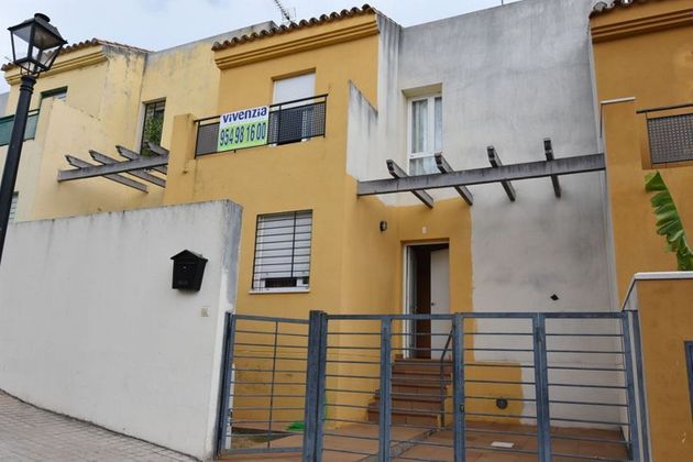 Foto 2 de Venta de casa en calle Los Brezales de 3 habitaciones con terraza y piscina