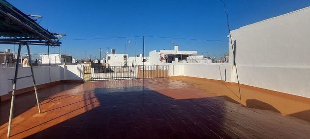 Foto 1 de Casa adossada en venda a calle Torrecillas Torreblanca de 6 habitacions amb terrassa i garatge