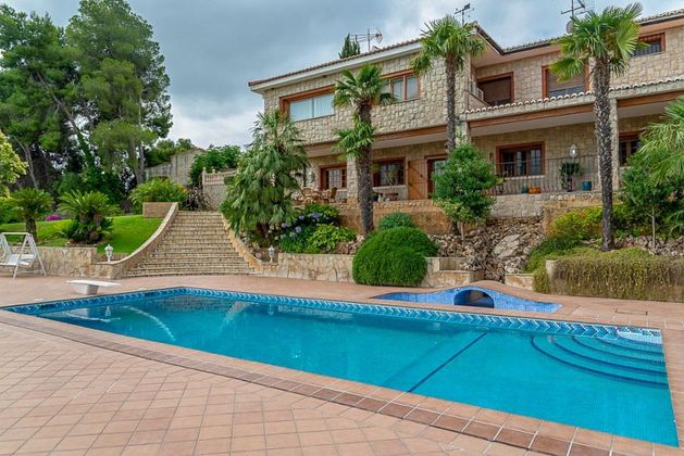 Foto 1 de Xalet en venda a Centro - Chiva de 6 habitacions amb terrassa i piscina