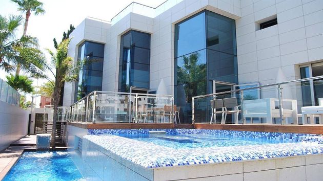 Foto 1 de Casa en venta en Playa de Granada de 4 habitaciones con terraza y piscina