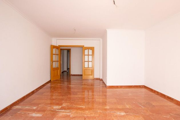 Foto 2 de Piso en venta en calle Ramón y Cajal de 3 habitaciones con terraza y balcón
