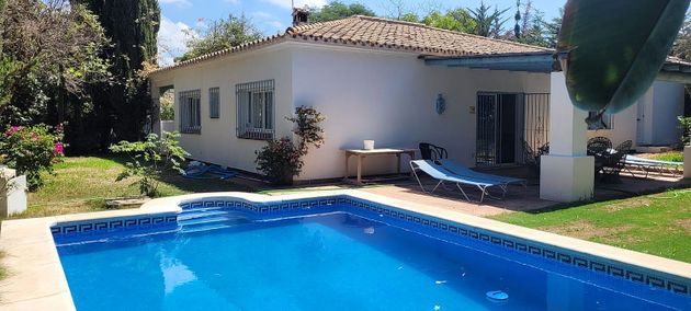 Foto 1 de Venta de chalet en Cabo Pino - Reserva de Marbella de 4 habitaciones con terraza y piscina