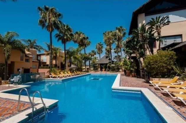Foto 1 de Casa en alquiler en Nueva Andalucía centro de 4 habitaciones con terraza y piscina